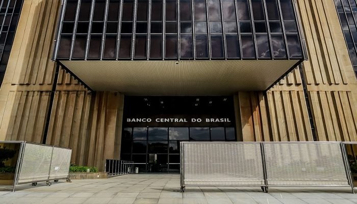 Banco Central sinaliza desaceleração da inflação, mas alerta para persistência de riscos