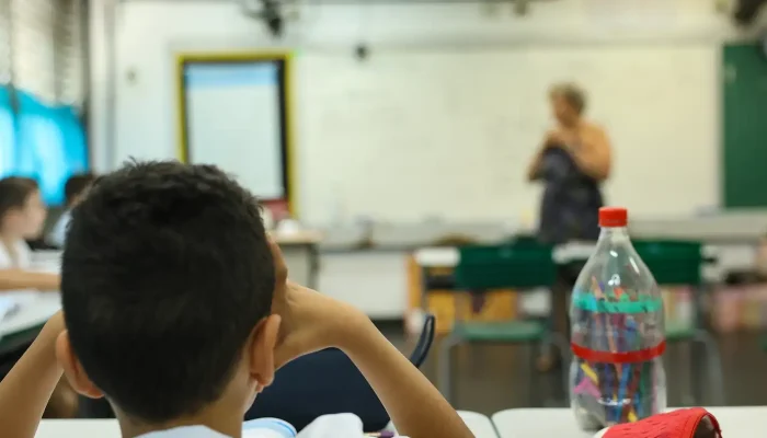 Brasil investe apenas um terço da média da OCDE por aluno na educação