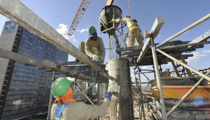 Brasil registra abertura de 165,8 mil vagas com carteira assinada em agosto