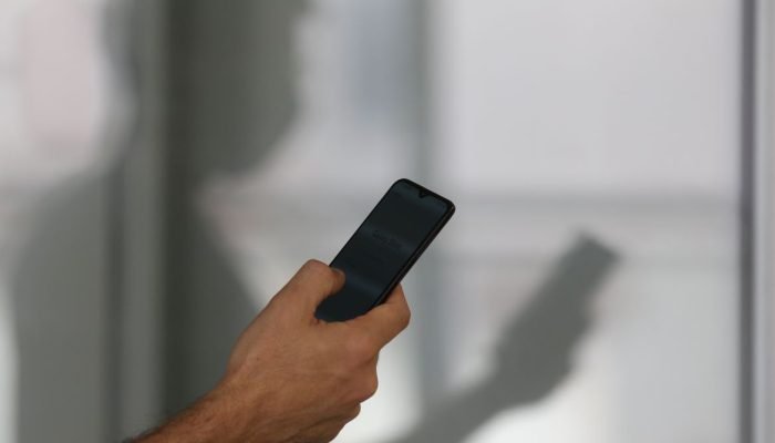 Brasil registra mais de 830 mil celulares roubados ou furtados em 2025, com furtos em alta