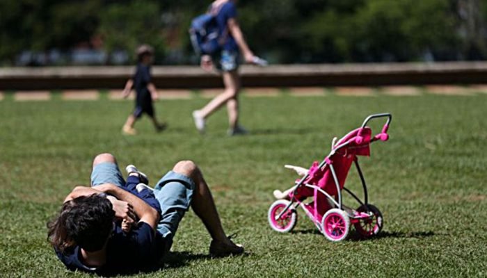 Brasileiros percebem menor presença paterna na criação de filhos, aponta estudo