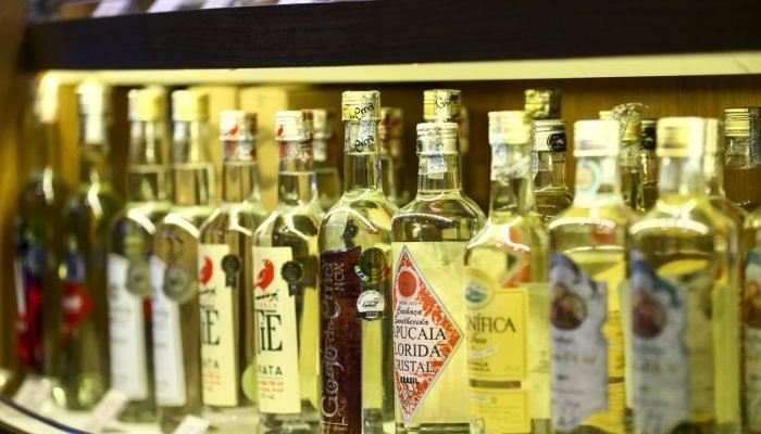 Cachaça no Brasil: número de estabelecimentos cresce 21% e atinge recorde desde 2018