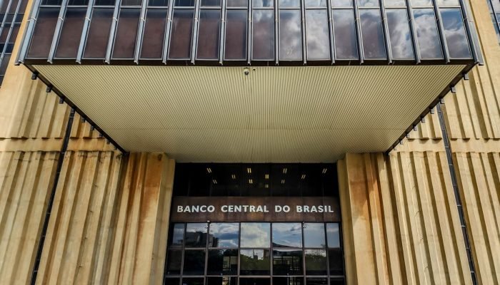 Copom inicia reunião para definir Selic em meio a projeções de novos cortes e inflação em queda