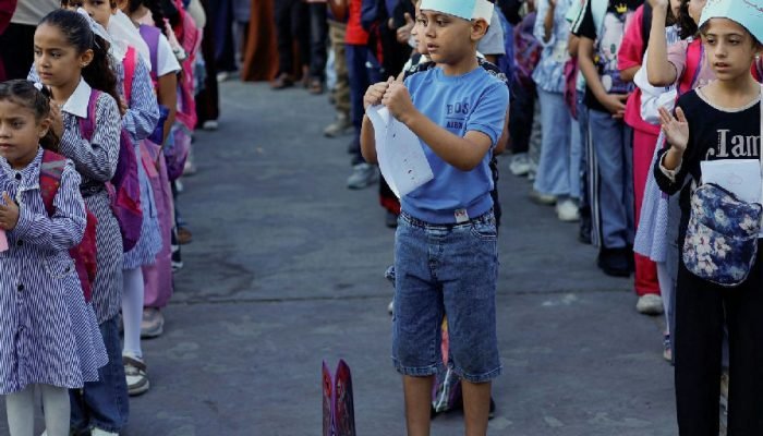 Crianças de Gaza retomam aulas presenciais em meio a desafios e escolas improvisadas