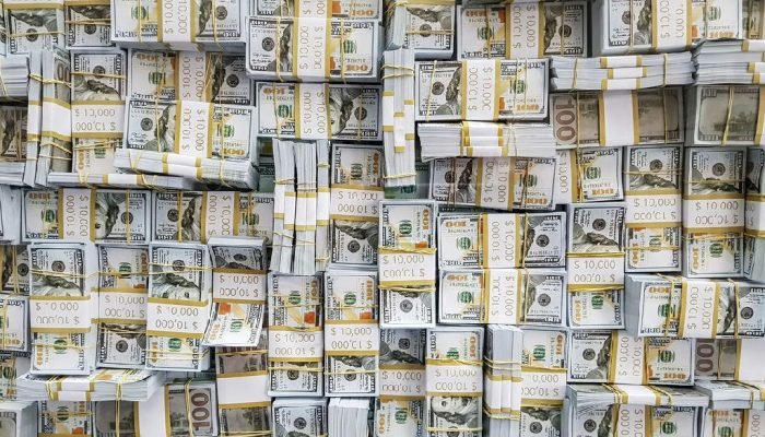 Dólar atinge maior patamar desde agosto e bolsa cai com pressão dos juros nos Estados Unidos