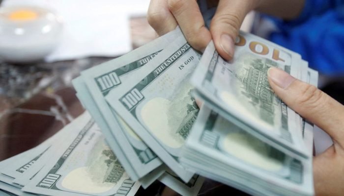 Dólar atinge pico de duas semanas com recuo do petróleo