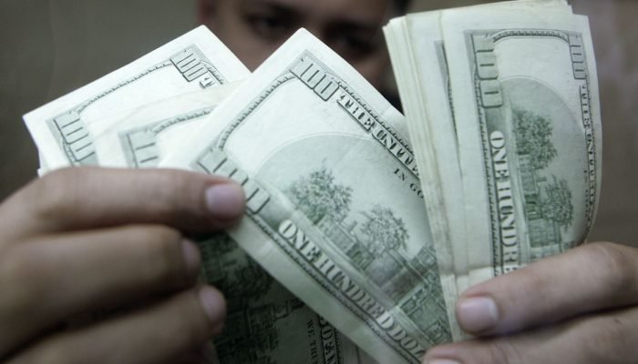 Dólar encerra julho com queda de quase 2% apesar de leve alta no último dia