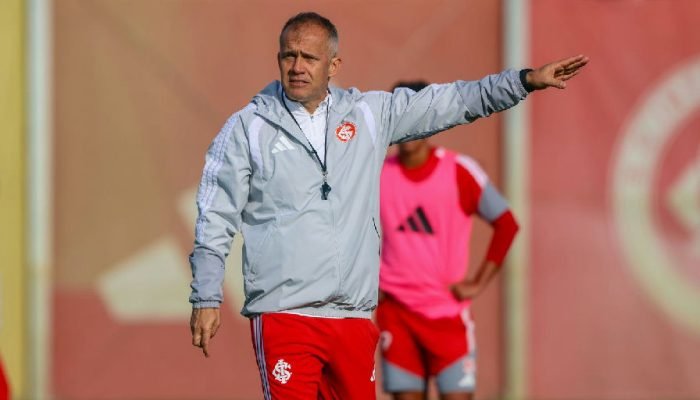Eduardo Baptista assume Internacional com missão de tirar clube da zona de rebaixamento