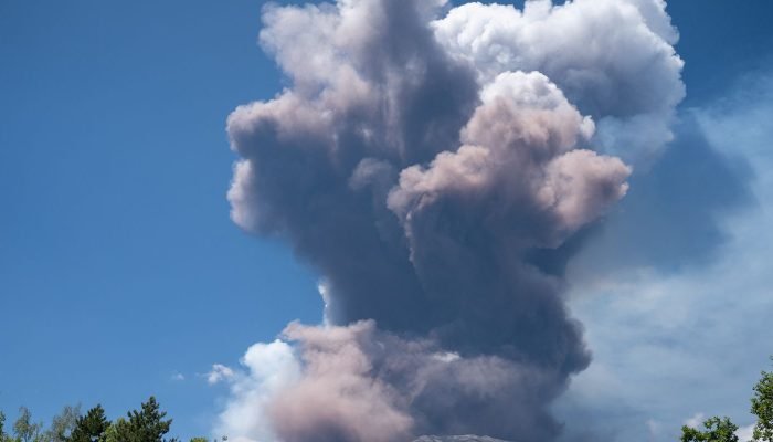 Erupção do Etna mantém aeroporto de Catânia fechado e causa transtornos na Itália