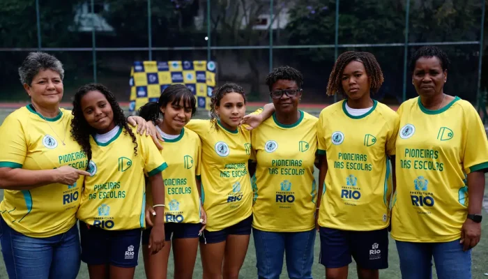 Escolas do Rio recebem ex-atletas da seleção para inspirar alunas no futebol