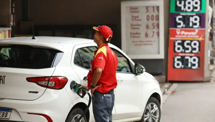 Etanol na gasolina a 32%: nova mistura gera debate sobre impactos em veículos e economia