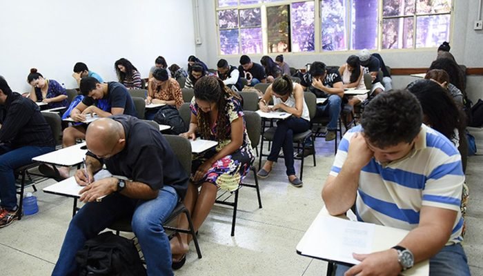 Exame Nacional para Certificação de Jovens e Adultos mobiliza o país neste domingo