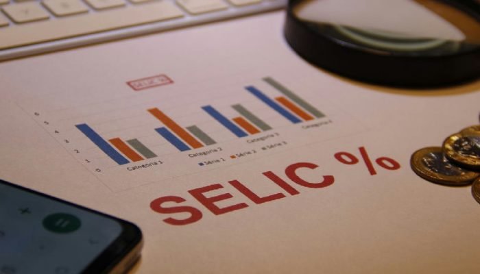 Expectativa do mercado para a Selic em 2026 recua para 13,50%
