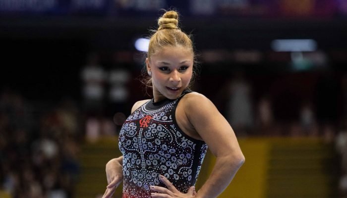 Flávia Saraiva domina e leva dois ouros na trave e no solo do Brasileiro