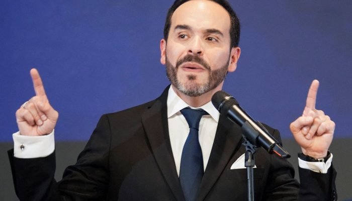 Governo Espriella na Colômbia encerra jornalismo em rádios da paz e gera críticas