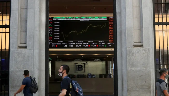 Ibovespa alcança maior patamar em quase quatro meses com salto do petróleo e recuo do dólar