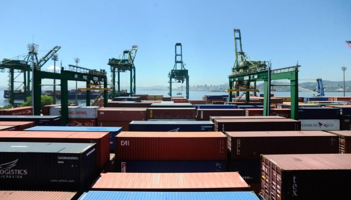Tarifas dos EUA: balança comercial brasileira resiste, mas setores industriais sentem o golpe