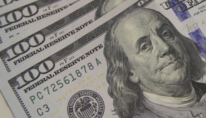 Dólar se aproxima de R$ 5,10 com tarifas dos EUA e cenário global de cautela