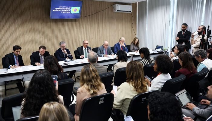 Governo brasileiro retoma plano de apoio a setores exportadores após novo tarifaço dos EUA