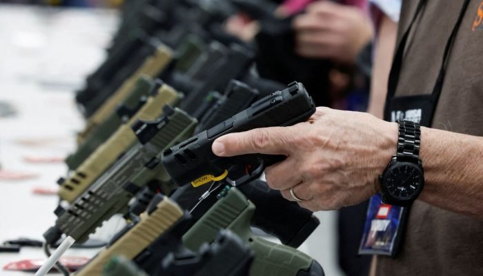 Flexibilização de armas nos EUA pode impulsionar facções criminosas no Brasil, alertam especialistas