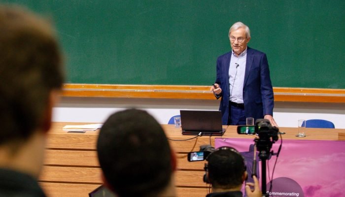 Inteligência Artificial: Nobel de Economia pondera impacto real no mercado de trabalho