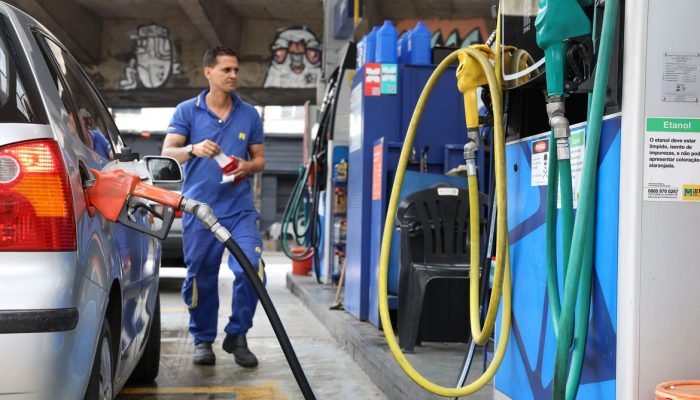 Governo estende subsídio da gasolina por 30 dias em cenário de conflitos globais