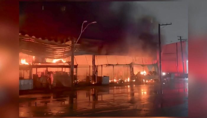 Incêndio destrói centenas de boxes no pavilhão de frutas da Ceagesp