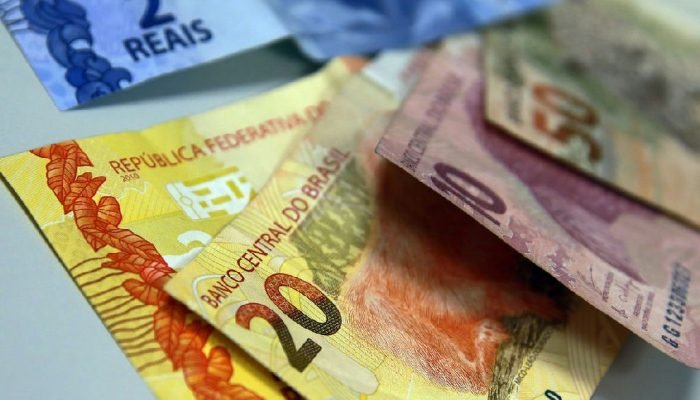 Juros de famílias sobem a 61,7% e inadimplência atinge 6% em agosto, revela BC