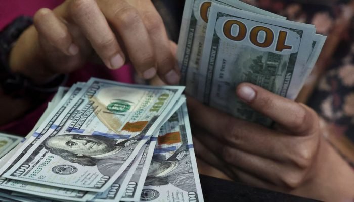 Moeda americana termina cotada a R$ 5,44 e tem maior salto semanal desde 2008