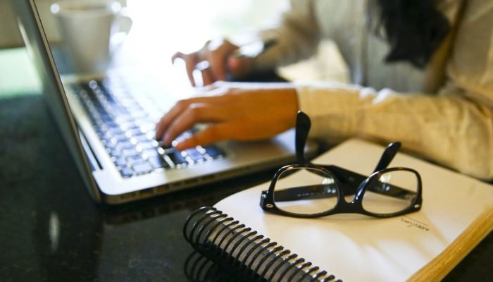 Mulheres dominam força de trabalho no seguro, mas enfrentam barreiras na liderança