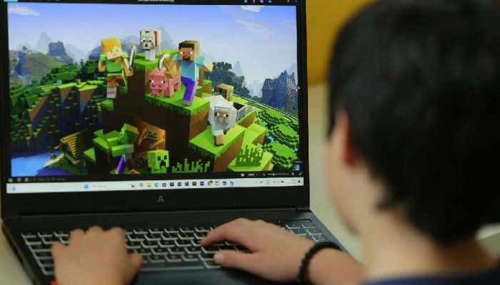 Oftalmologistas alertam: telas digitais reduzem o piscar e causam olho seco em crianças