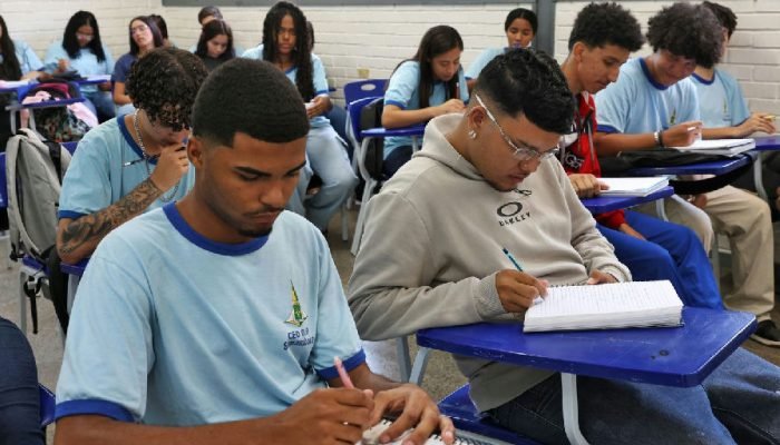 Pé-de-meia garante R$ 200 a estudantes de novembro e dezembro