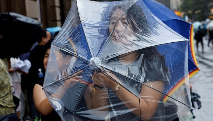 Pequim sob alerta: Tufão Dolphin inunda ruas e paralisa a capital chinesa