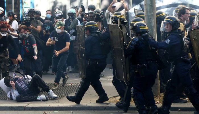 Protestos escolares na França ganham força com apoio de Greta Thunberg e acendem debate sobre polícia