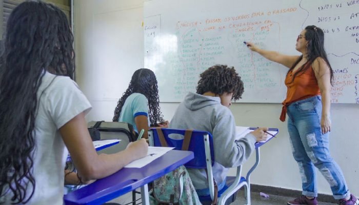 Renovação docente: Brasil enfrenta desafio com queda de 31% de professores jovens