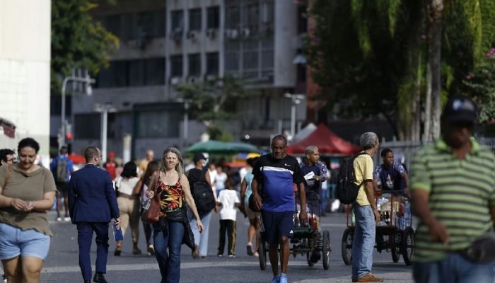 Ritmo de crescimento populacional do Brasil desacelera para 0,37% em 2026