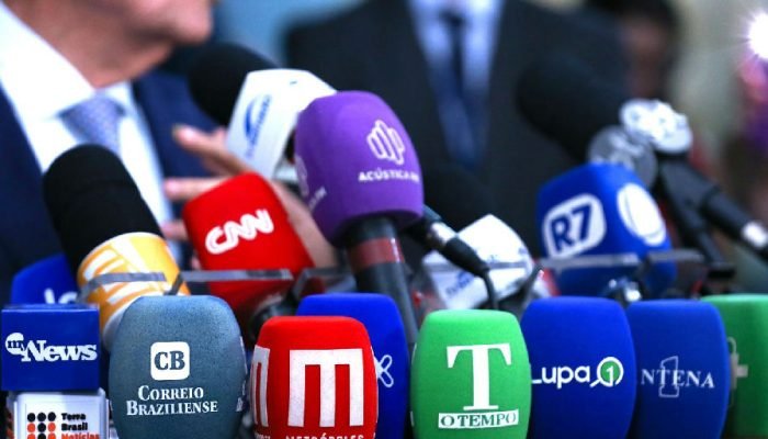 Saúde mental de jornalistas: estudo revela impacto do assédio e sobrecarga no Brasil
