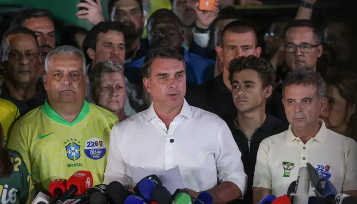Senador Flávio Bolsonaro viaja ao Equador em voo privado após cruzar fronteira da Argentina com a família