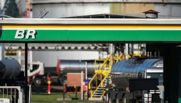Subsídio governamental neutraliza aumento do diesel pela Petrobras em refinarias