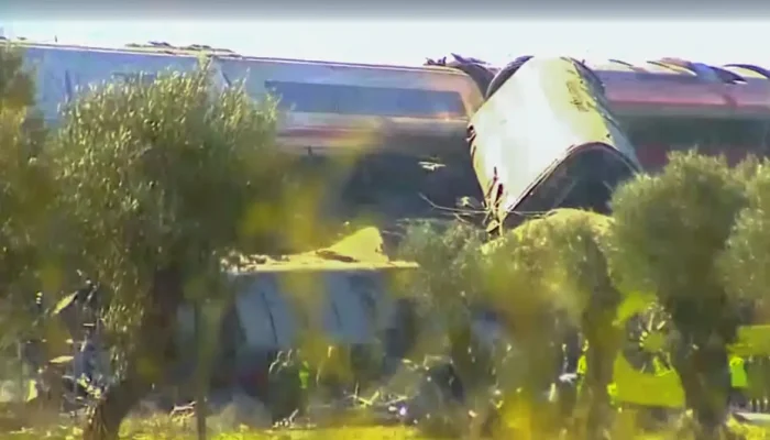 Tragédia ferroviária na Espanha deixa pelo menos 30 mortos após colisão entre trens